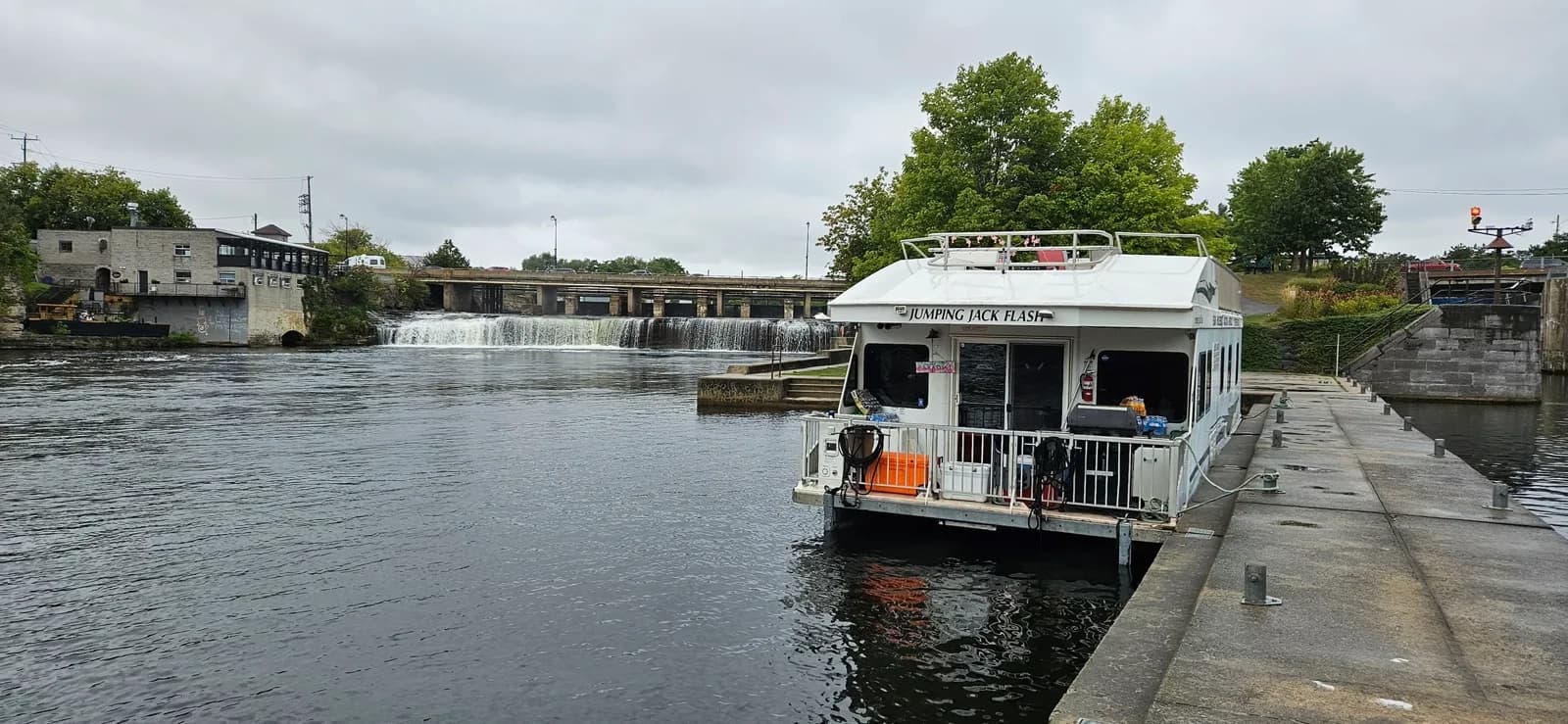 Houseboat vacation 3